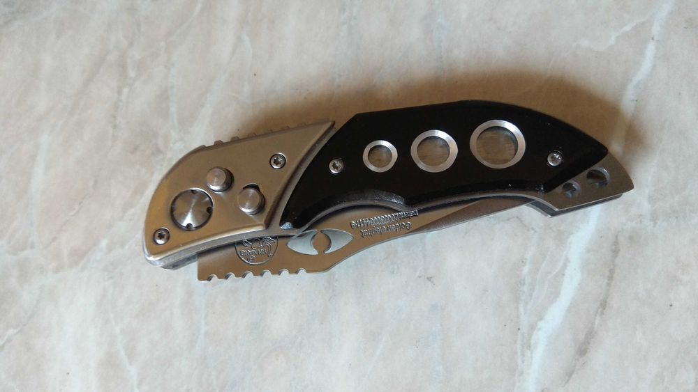 Автоматичен сгъваем нож с фенерче и калъфче