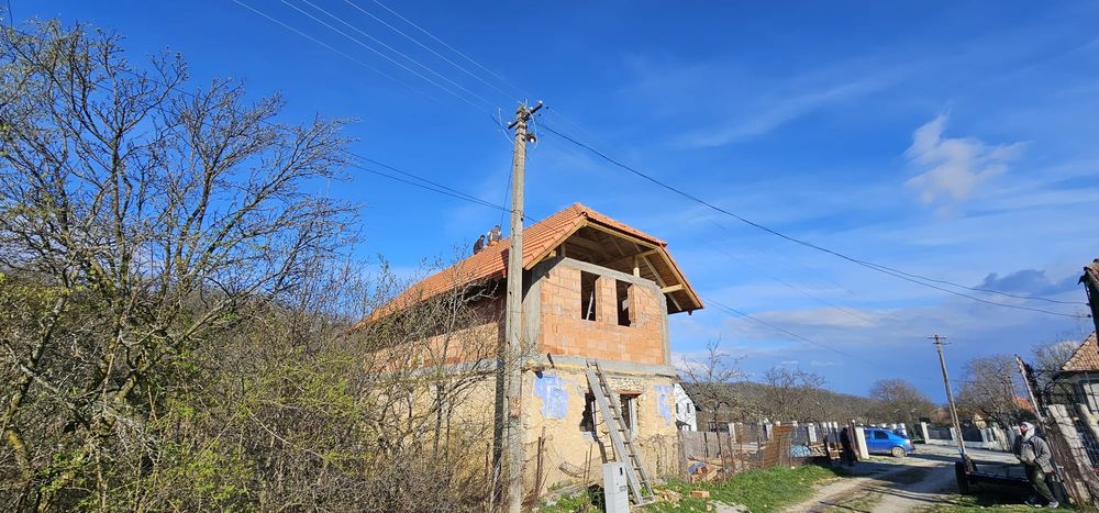 Oprim Infiltratiile Reparatii Acoperișuri Tigla și Tabla Intervenție Rapida