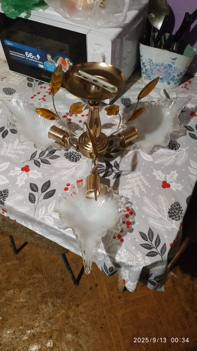 Продам люстру трёх рожковую