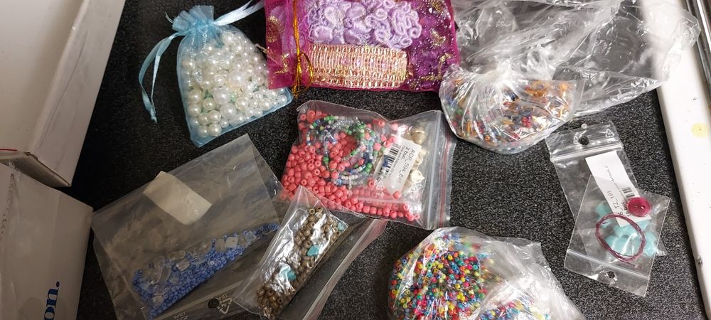 Lot 3 kg accesorii handmade – mărgele, flori textile