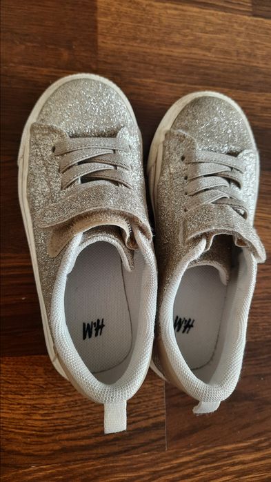 Детски блестящи обувки на HM