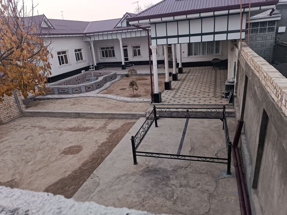 Uy sotiladi 4 ta books bilan