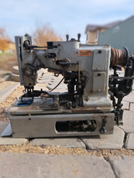 Петельная, оверлог, швейная машинка