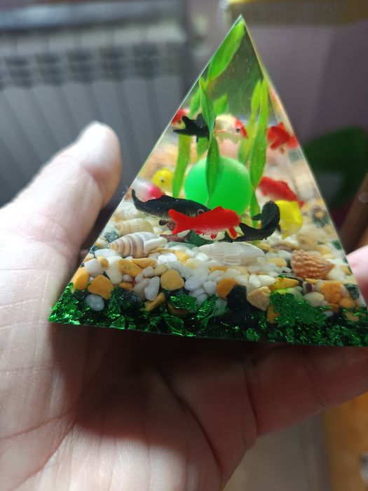 Vând piramidă din rășină epoxidică cu decor pești