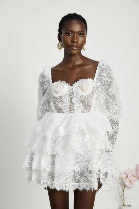 бяла рокля miss rosier с дантела и дълъг ръкав къса