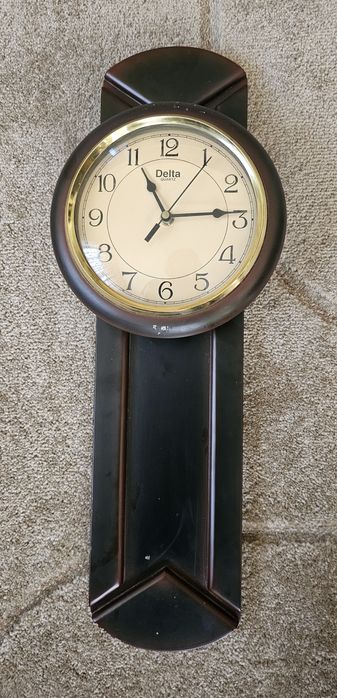 Стенен часовник с кварцов механизъм и махало