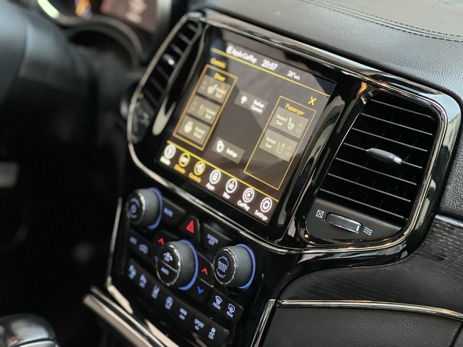 Смяна на дисплея на JeepGrand Cherokee след 2019та