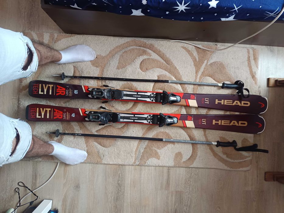 Vând schiuri marca HEAD