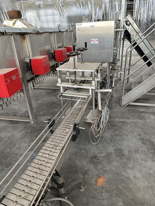 Линия за автоматично пълнене, затваряне на капак и поставяне на етикет