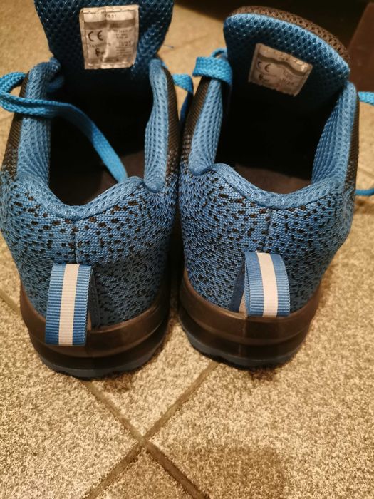 Продавам работни обувки с метлно бомбе