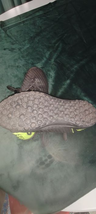 Adidași cu crampoane mici