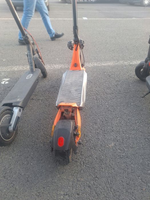 Vind 3 trotinete electrce stare perfecta de functionare cu incarcator