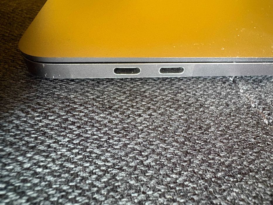 MacBook Pro (13 inchi, 2017), 8GB, I5 2.9 GHz