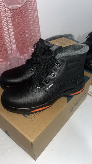 Продается зимний спец.обувь