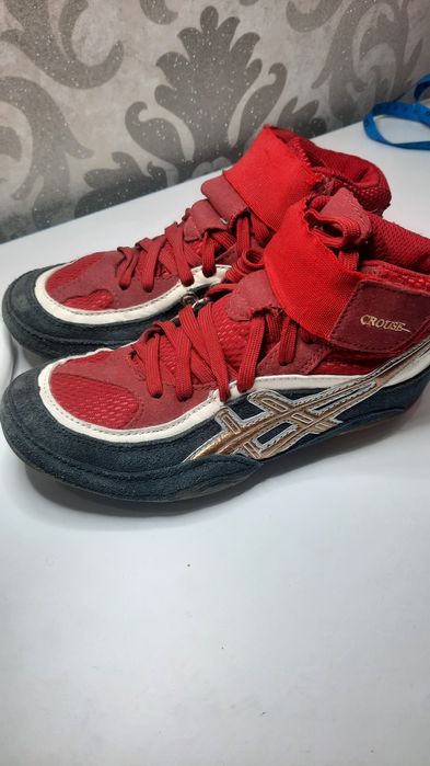 Продам обувь спортивную   35-36 р