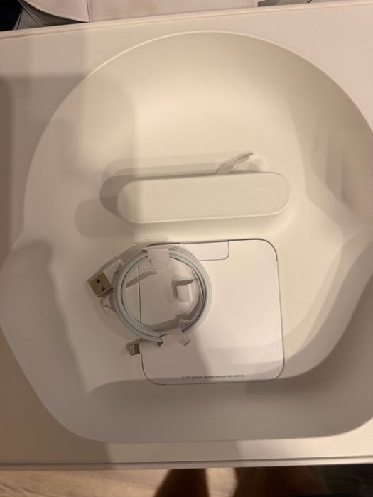 airpods max silver cu husa beige