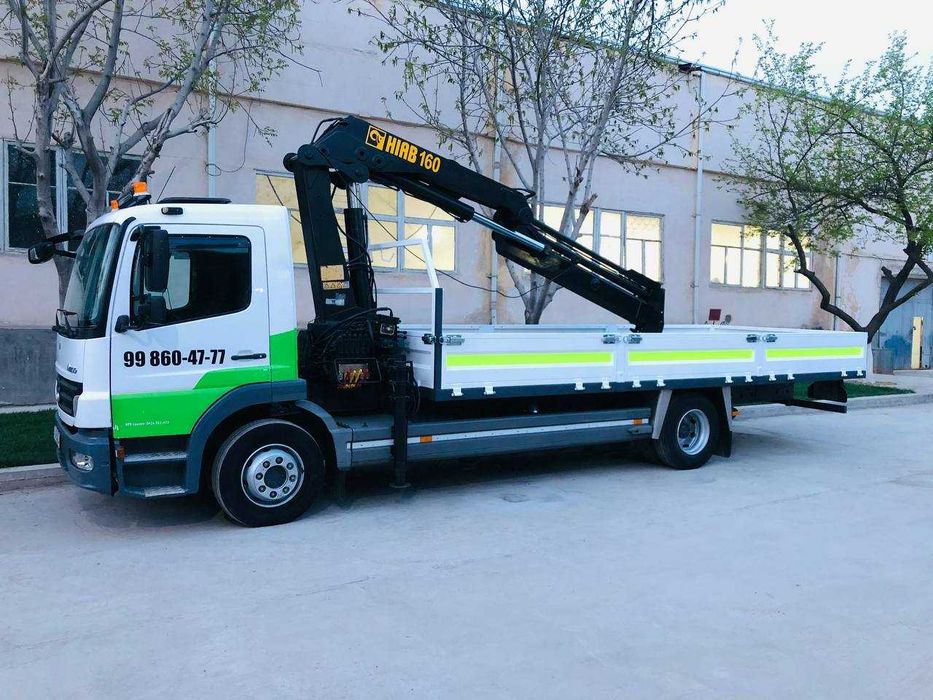 Qattiq qoramagiz chiziqlar va uning mushuk aktrisa tami