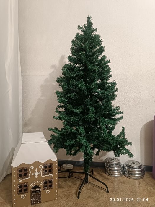 Продам ёлку высота 1,4 м + игрушки