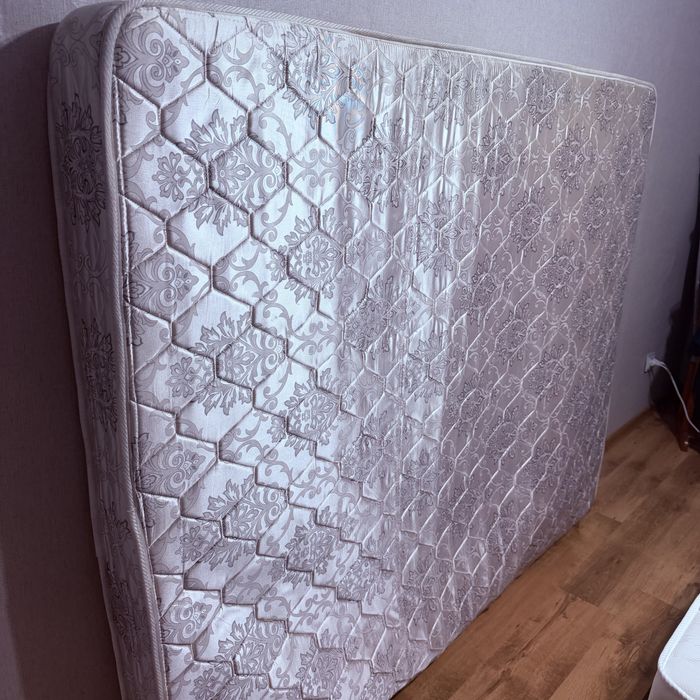 Продам матрас в хорошем состоянии