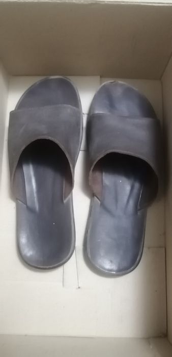 Мужские туфли, тапочки