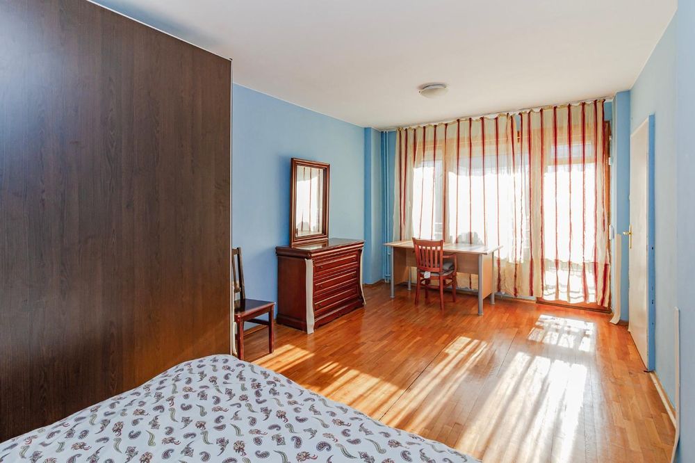 Тристаен за продажба в Център-НДК