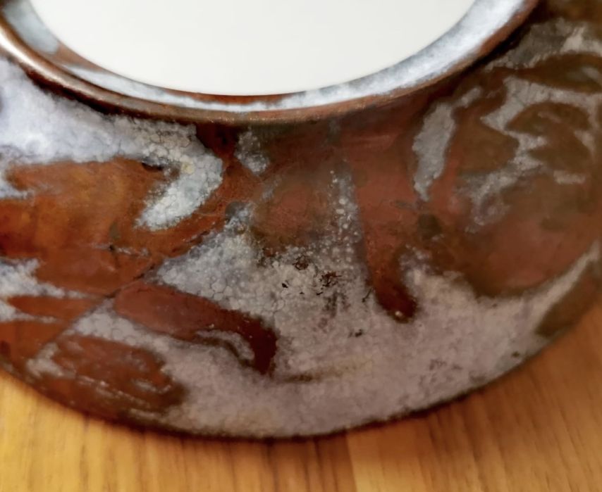 Порцеланова чиния с бронзов обков флорален мотив мраморизирана патина