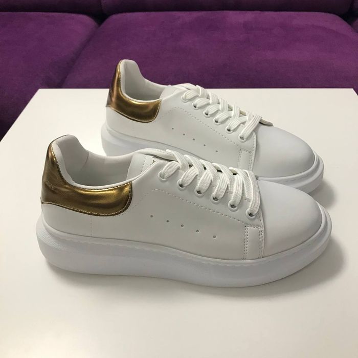 Vând adidași  Alexander