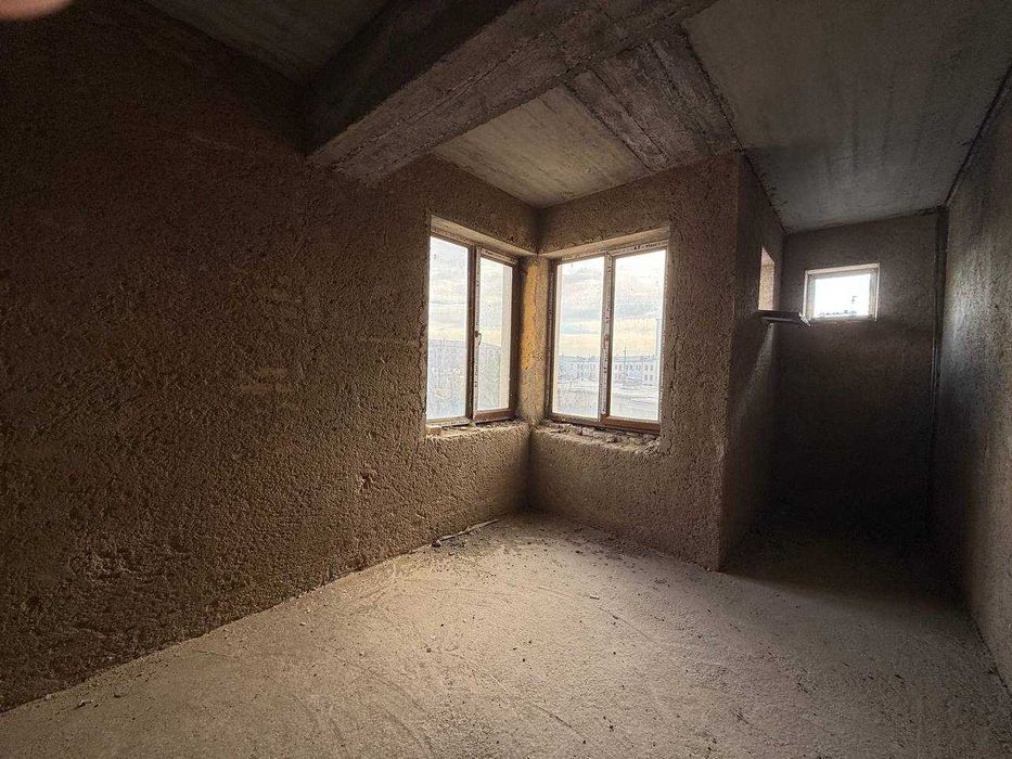 Квартира 78кв/м в состоянии коробки на районе Партсъезда