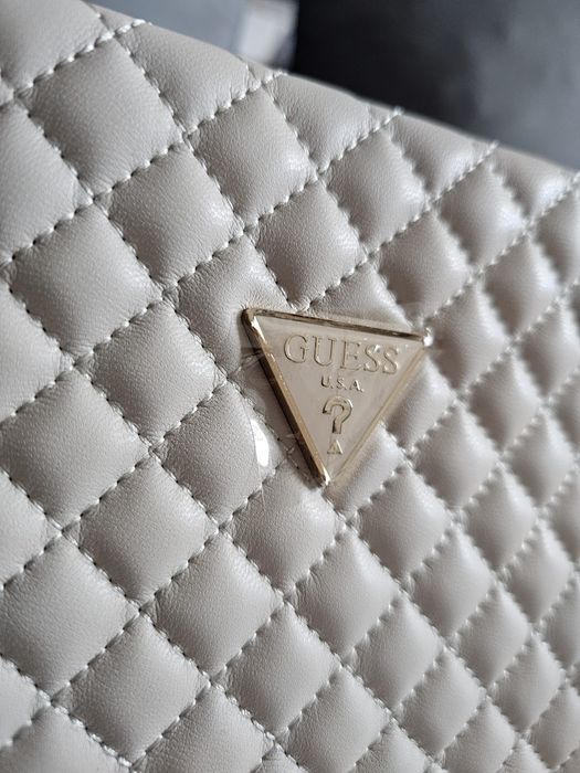 Geanta GUESS ECO Rianee Stone, Noua
Este noua, nefolosita, cu ambalaje