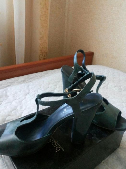 Босоножки кожанные