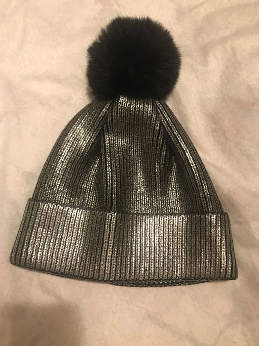 Дамска шапка металик сребро