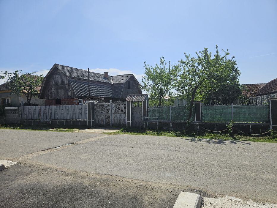 Casa de vânzare cu teren de 744 mp în Cihei