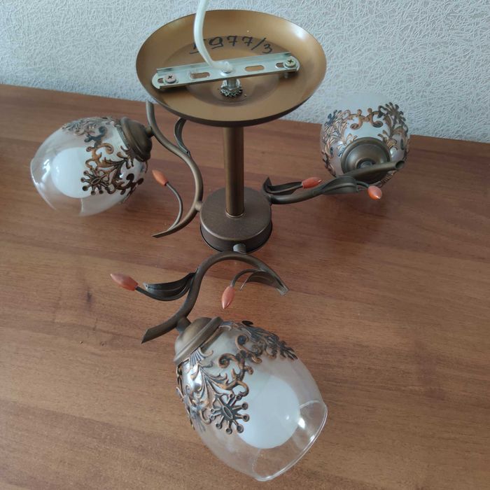 Люстра с лампами в отличном состоянии