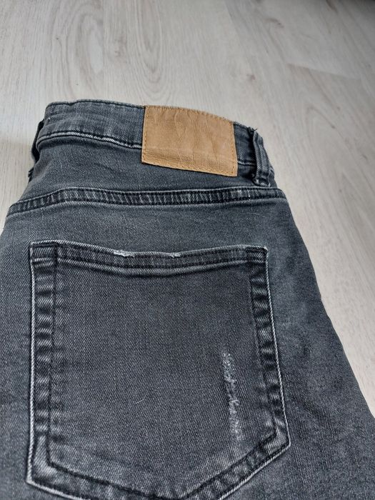 Къси дънкови гащи