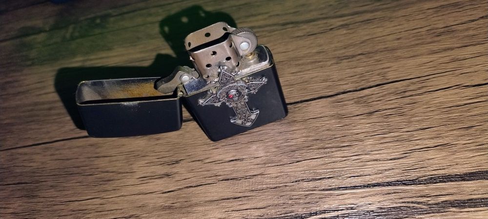 Brichetă Zippo - Cross with skull