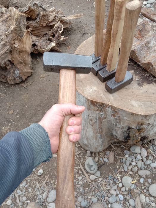 кувалда сотилади 50 миндан 2.3.4.5.6.8 кг лилариям бор сопланган