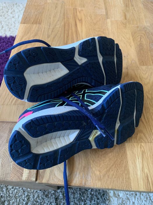 Adidași Asics de vânzare