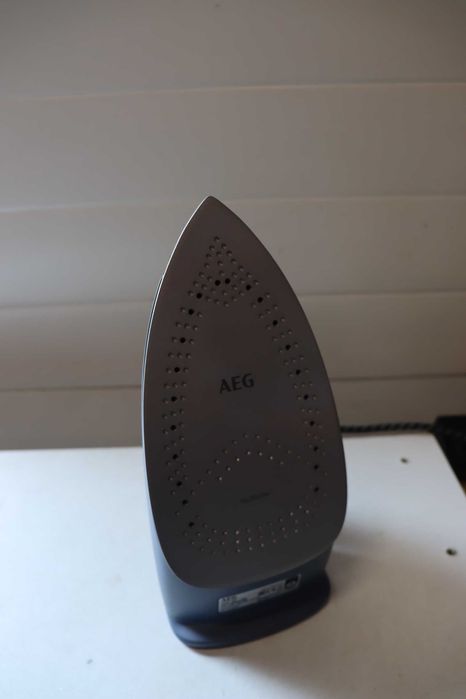 Парна ютия AEG Delicate 6000, 2500 W, 200 g парен удар, система против накип, керамична гладеща плоча, син