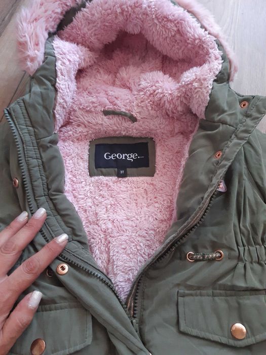 Продавам детски якета и спортен екип  запазени!Цената е за всичките