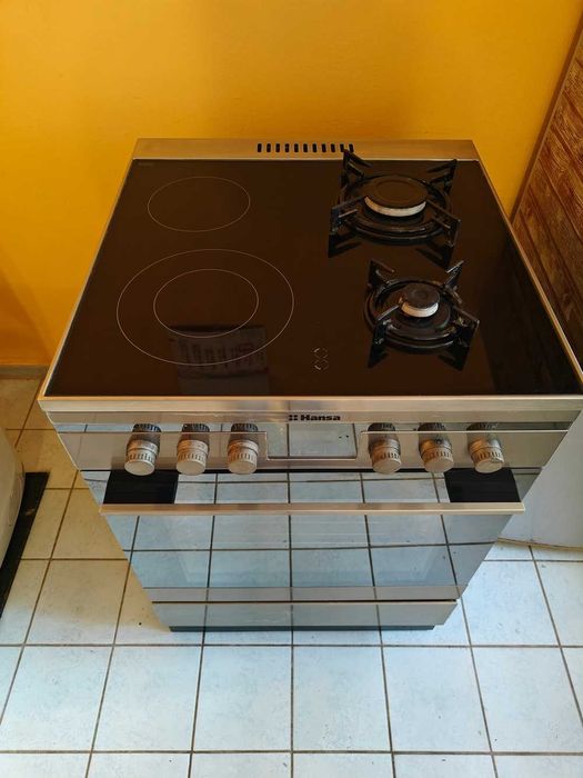 Продавам комбинирана (газ и ток) готварска печка Hansa