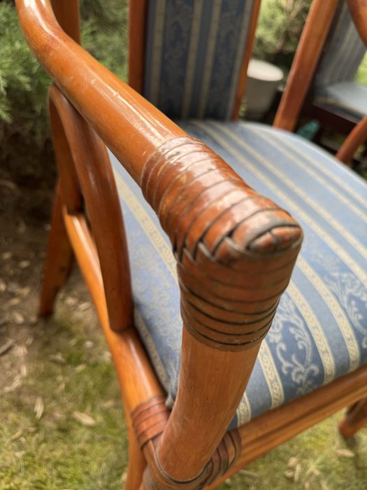 Дървен стол с тапицерия