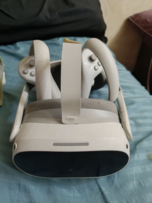 Pico 4 256GB + 3 Pico Motion Tracker 2 | VRChat Full Body