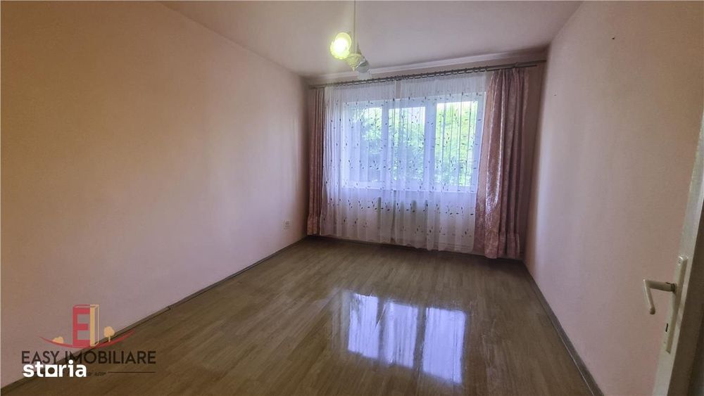 Apartament 2 camere, etaj 1, pe Bld. 1848 , decomandat, cu lift.