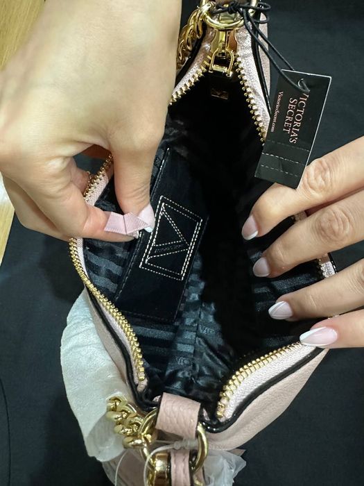 Сумочка от бренда Victoria's Secret.