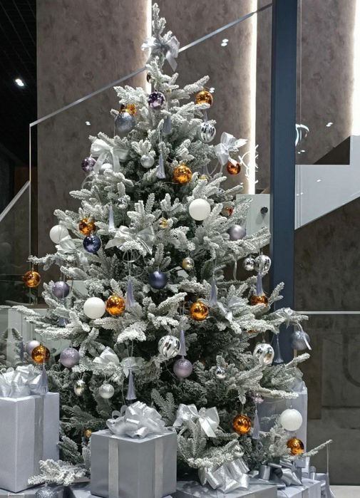 Заснеженная ёлка словно с леса