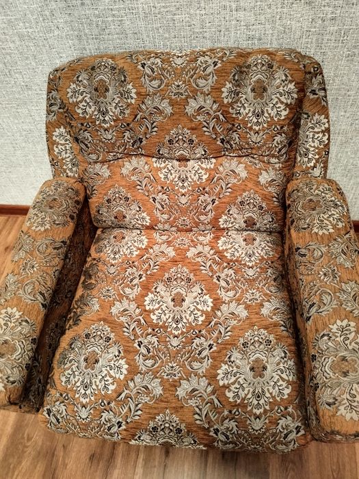 Диван и два кресла.