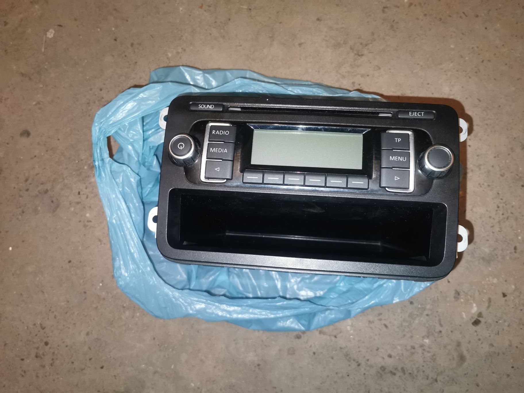 Radio original vw Passat b7 Bacau • OLX.ro