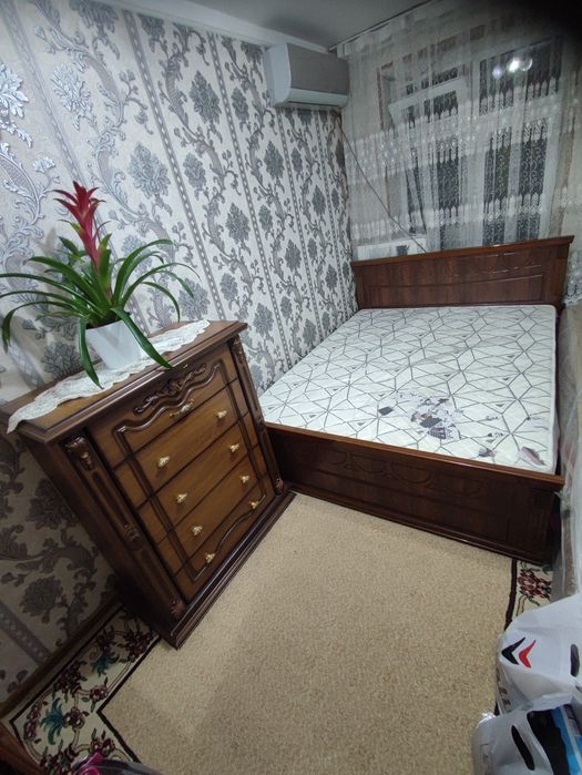 Продаётся спальный гарнитур: кровать + комод