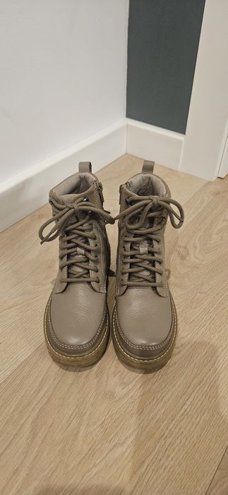 Ghetute Clarks ,marimea 31 ,o singura purtare