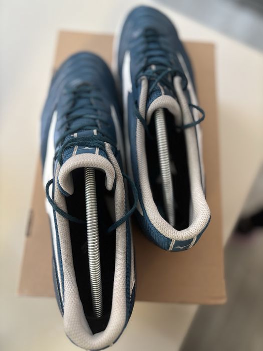 Футболни пбувки Mizuno.